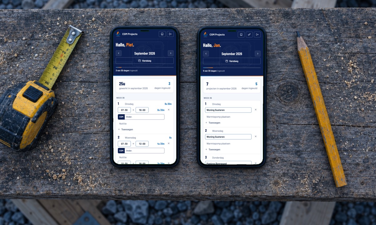 Twee telefoons naast elkaar op een houten plank op een bouwplaats, met een rolmaat en een timmermanspotlood ernaast. Links de uren-app in de urenstand met tijdblokken en een dagtotaal, rechts dezelfde app in de projectstand met projectnamen per dag.
